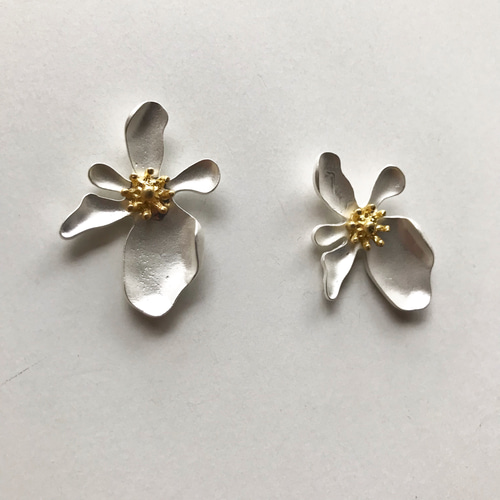 no.576 マットシルバーフラワー ピアス ピアス（スタッド・一粒