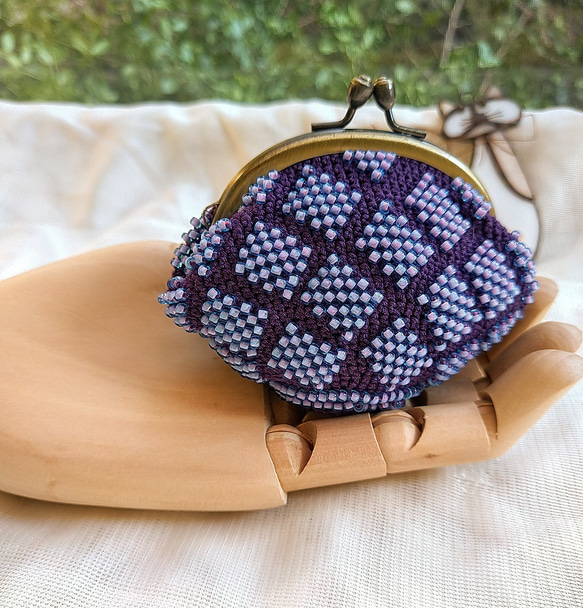 紫のビーズがま口　ビーズ編み込み　がま口　財布 　小物整理　ギフト 2枚目の画像