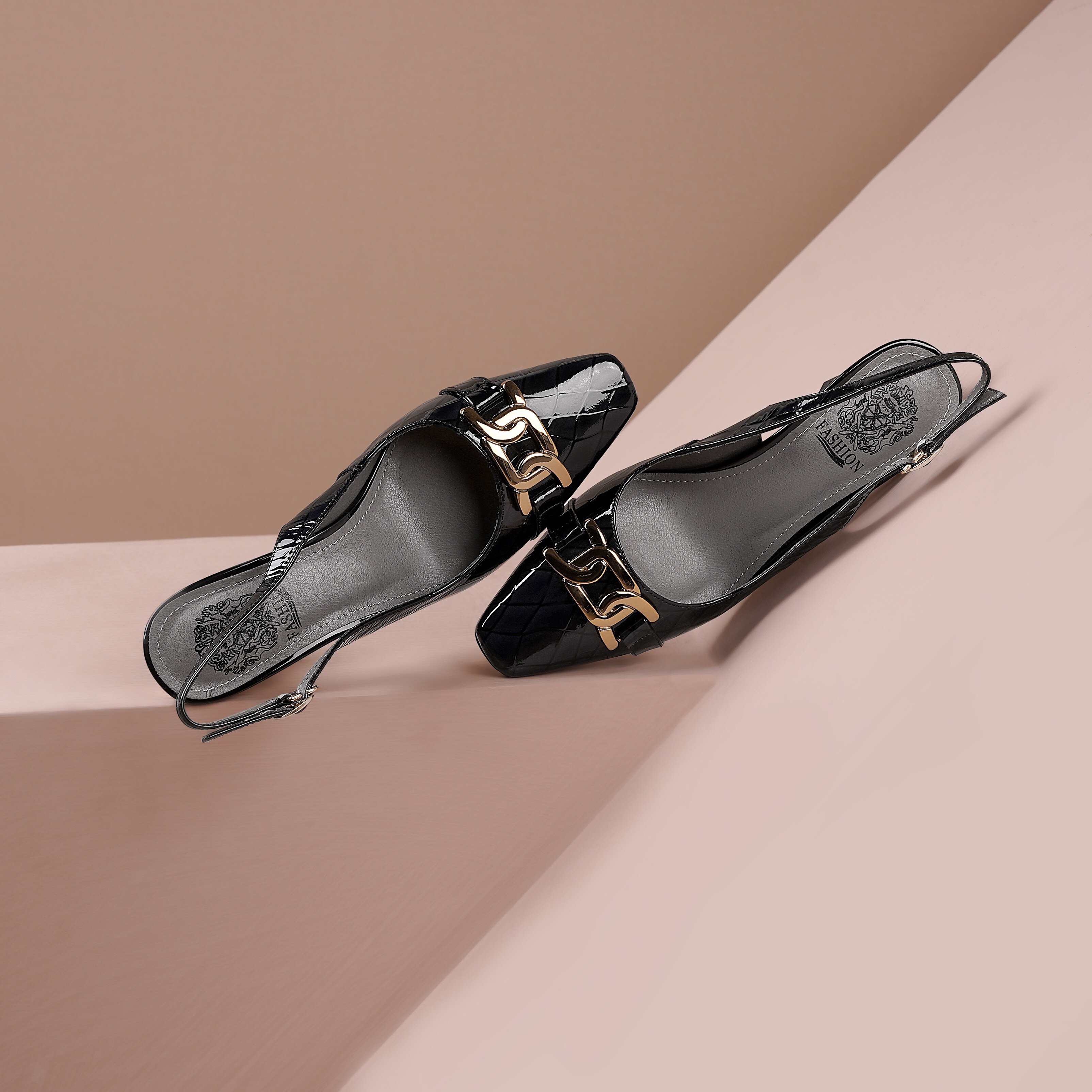 スクエアトゥエナメルエンボスハラコレザーメタリックビット付きバックストラップサンダル全2色