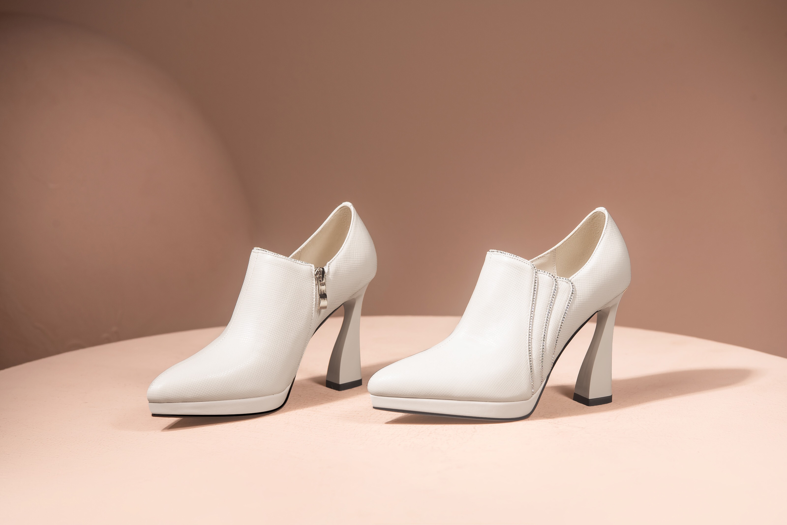 ポインテッドトゥハラコレザーアウトソール1.5cmシューティーブーティパンプ全2色