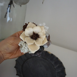 【入学式卒業式卒園式に】アネモネとアジサイのシャビーシックなコサージュ 発表会 ヘッドドレス プリザーブドフラワー 3枚目の画像