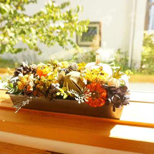 ホワイトパンプキンのアイボリー系ハロウィン造花リース ハロウィンガーデン～ホワイトパンプキンの三日月リース リース は