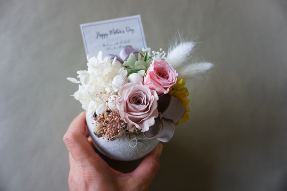 【母の日ギフト】素焼きの器が可愛いナチュラルプリザーブドフラワーアレンジメント＊ローズピンク 1枚目の画像