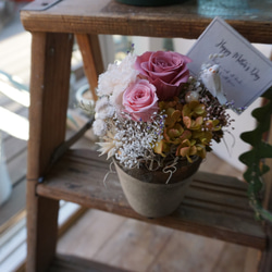 【母の日&おうち時間ギフト】素焼き花器のナチュラルローズピンクプリザーブドフラワーアレンジメント 1枚目の画像