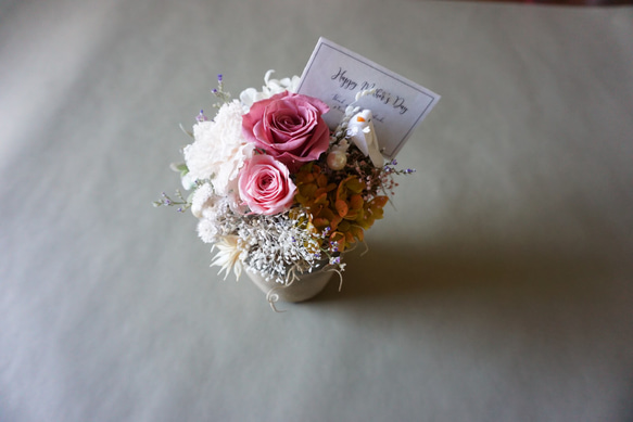 【母の日&おうち時間ギフト】素焼き花器のナチュラルローズピンクプリザーブドフラワーアレンジメント 2枚目の画像