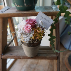 【母の日&おうち時間ギフト】素焼き花器のナチュラルローズピンクプリザーブドフラワーアレンジメント 3枚目の画像