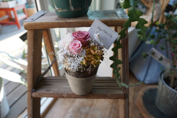 【母の日&おうち時間ギフト】素焼き花器のナチュラルローズピンクプリザーブドフラワーアレンジメント 3枚目の画像