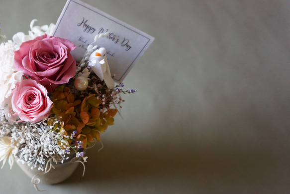 【母の日&おうち時間ギフト】素焼き花器のナチュラルローズピンクプリザーブドフラワーアレンジメント 5枚目の画像