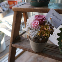 【母の日&おうち時間ギフト】素焼き花器のナチュラルローズピンクプリザーブドフラワーアレンジメント 6枚目の画像