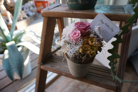 【母の日&おうち時間ギフト】素焼き花器のナチュラルローズピンクプリザーブドフラワーアレンジメント 6枚目の画像