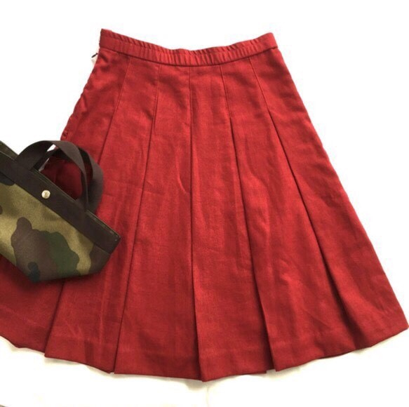 冬春秋 リネン100 大人可愛いタックフレア スカート 深赤 2枚目の画像