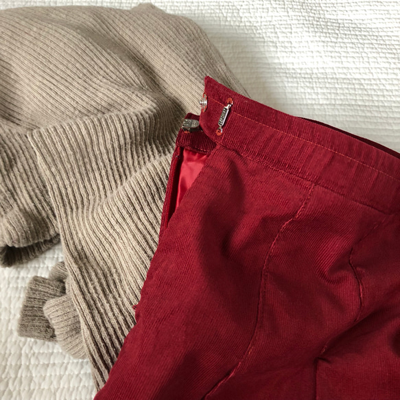 ワンサイズSALE♫ コーデュロイ 裏地付き 大人可愛いタックフレアスカート  明るめカーキ 4枚目の画像