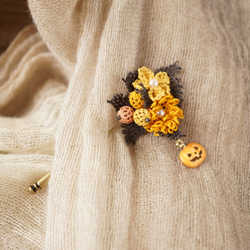 【2WAY】[針と絹糸で編んだ可憐なお花]シルクイーネオヤ(トルコ刺繍･レース)ハロウィンブローチ パンプキン・黒猫 5枚目の画像