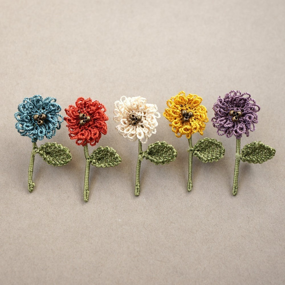 [針と絹糸で編んだ可憐なお花]シルクイーネオヤ(トルコ刺繍･レース)ふわふわお花のピンバッジ(タックピン・ブローチ)　秋 4枚目の画像