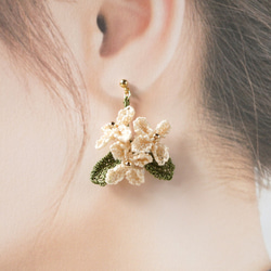 ラタンとレースボタンのエレガントな刺繍糸の紐ネックレスとイヤリングのセット ラタンとレースボタンのエレガントな刺繍糸の紐ネックレスと