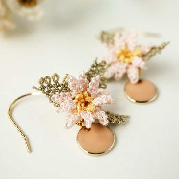[針と絹糸で編んだ可憐なお花]シルクイーネオヤ(トルコ刺繍･レース)小ぶりなエポチャームピアス/イヤリング くすみカラー 1枚目の画像