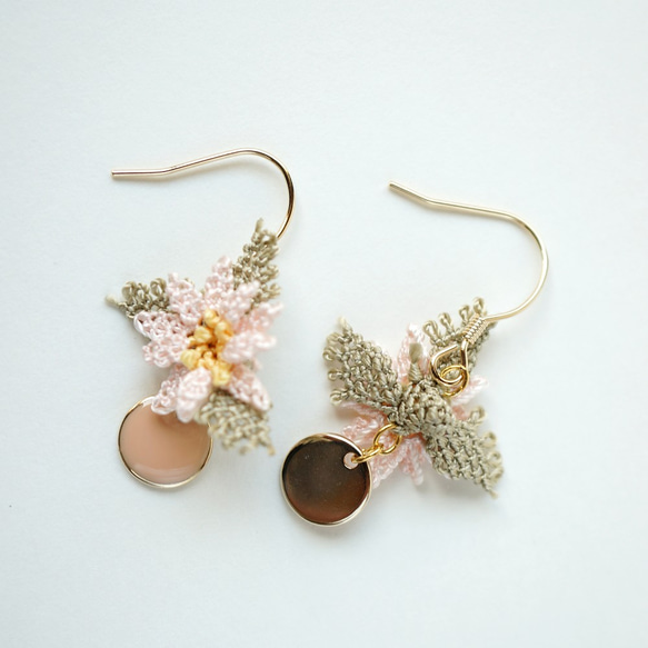 [針と絹糸で編んだ可憐なお花]シルクイーネオヤ(トルコ刺繍･レース)小ぶりなエポチャームピアス/イヤリング くすみカラー 4枚目の画像