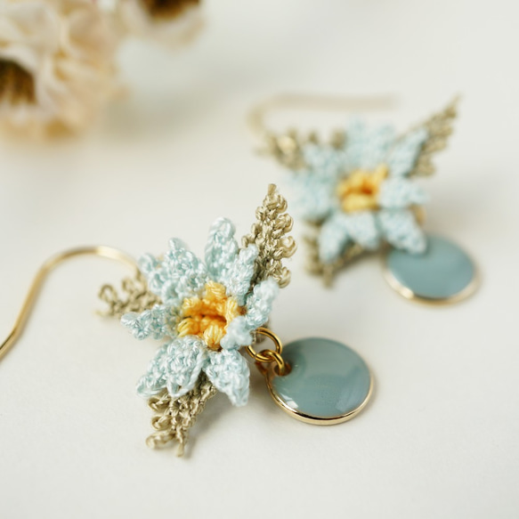 [針と絹糸で編んだ可憐なお花]シルクイーネオヤ(トルコ刺繍･レース)小ぶりなエポチャームピアス/イヤリング くすみカラー 1枚目の画像