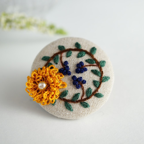 [針と絹糸で編んだ可憐なお花]シルクイーネオヤ(トルコ刺繍･レース)リース柄リネン生地のくるみボタンのブローチ　 1枚目の画像