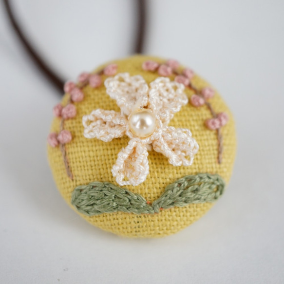 [針と絹糸で編んだ可憐なお花]シルクイーネオヤ(トルコ刺繍･レース)大人かわいいリネン生地のくるみボタンのヘアゴム　 2枚目の画像