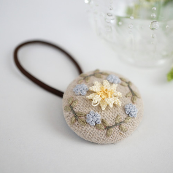 [針と絹糸で編んだ可憐なお花]シルクイーネオヤ(トルコ刺繍･レース)大人かわいいリネン生地のくるみボタンのヘアゴム 1枚目の画像