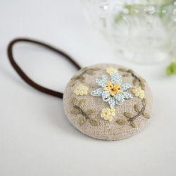 [針と絹糸で編んだ可憐なお花]シルクイーネオヤ(トルコ刺繍･レース)大人かわいいリネン生地のくるみボタンのヘアゴム 1枚目の画像