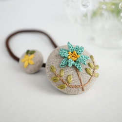 [針と絹糸で編んだ可憐なお花]シルクイーネオヤ(トルコ刺繍･レース)大人かわいいリネン生地のくるみボタンのヘアゴム　 1枚目の画像