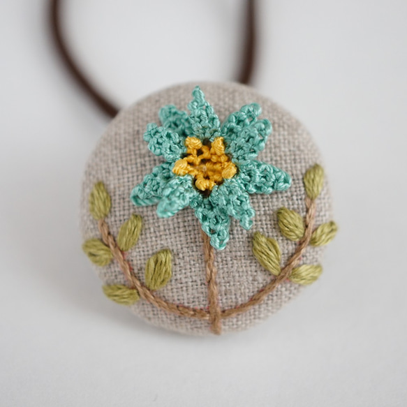 [針と絹糸で編んだ可憐なお花]シルクイーネオヤ(トルコ刺繍･レース)大人かわいいリネン生地のくるみボタンのヘアゴム　 2枚目の画像