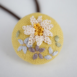 [針と絹糸で編んだ可憐なお花]シルクイーネオヤ(トルコ刺繍･レース)大人かわいいリネン生地のくるみボタンのヘアゴム 2枚目の画像
