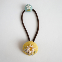 [針と絹糸で編んだ可憐なお花]シルクイーネオヤ(トルコ刺繍･レース)大人かわいいリネン生地のくるみボタンのヘアゴム 3枚目の画像