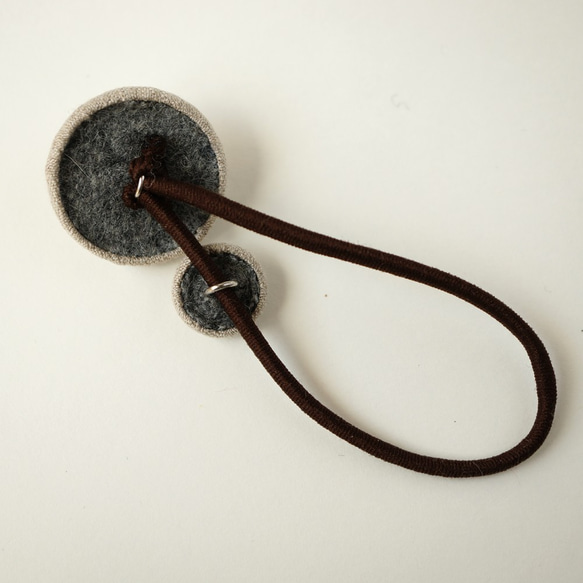 [針と絹糸で編んだ可憐なお花]シルクイーネオヤ(トルコ刺繍･レース)大人かわいいリネン生地のくるみボタンのヘアゴム 5枚目の画像
