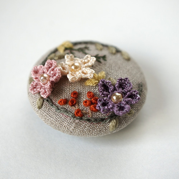 【2WAY】[針と絹糸で編んだ可憐なお花]シルクイーネオヤ(トルコ刺繍･レース)和柄のくるみボタンの帯留め/ブローチ　 3枚目の画像