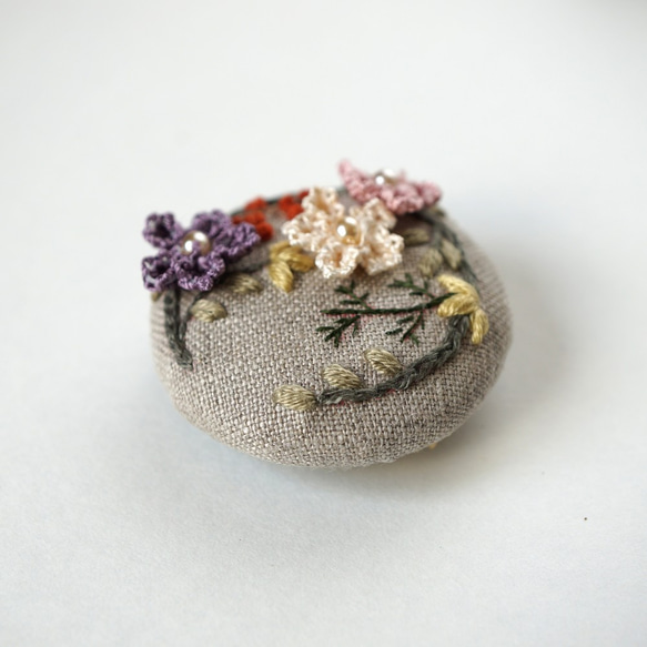 【2WAY】[針と絹糸で編んだ可憐なお花]シルクイーネオヤ(トルコ刺繍･レース)和柄のくるみボタンの帯留め/ブローチ　 5枚目の画像