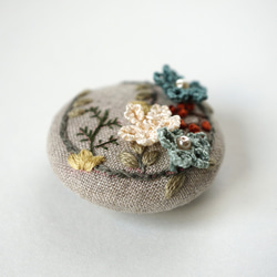 【2WAY】[針と絹糸で編んだ可憐なお花]シルクイーネオヤ(トルコ刺繍･レース)和柄のくるみボタンの帯留め/ブローチ　 4枚目の画像