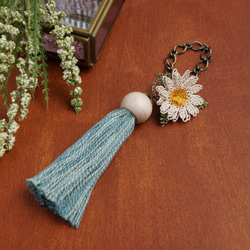 [針と絹糸で編んだ可憐なお花]シルクイーネオヤ(トルコ刺繍･レース)ウッドビーズとコットンタッセルのバッグチャーム 4枚目の画像