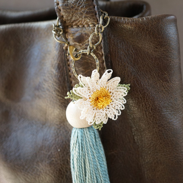 [針と絹糸で編んだ可憐なお花]シルクイーネオヤ(トルコ刺繍･レース)ウッドビーズとコットンタッセルのバッグチャーム 3枚目の画像