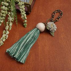 [針と絹糸で編んだ可憐なお花]シルクイーネオヤ(トルコ刺繍･レース)ウッドビーズとコットンタッセルのバッグチャーム 4枚目の画像