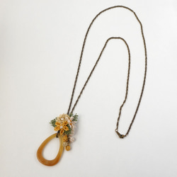 [針と絹糸で編んだ可憐なお花]シルクイーネオヤ マーブル模様のドロップ型アクリルフープが揺れるロングネックレス 3枚目の画像