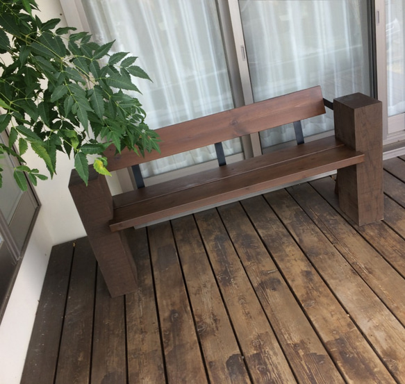 背もたれ付きどっしり木製ベンチ 無垢材 アイアン 肘掛け 防腐