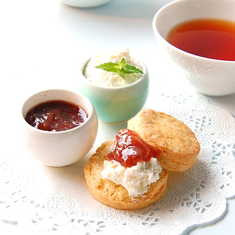 クリームティーセット　プレーンスコーン１２個、クリーム、ジャム、紅茶付き 送料無料 メッセージカード対応可