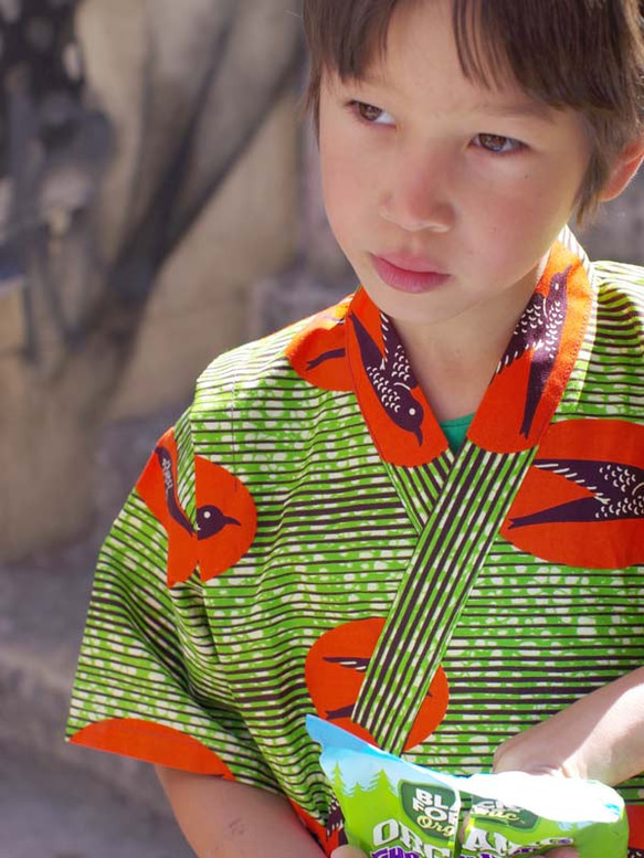 送料無料☆南仏発★アフリカン・ファブリックのこどもじんべい☆Lサイズ☆ライムグリーン・ツバメ★【受注制作】 1枚目の画像