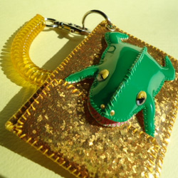 カエルパスケース・きらきらゴールド＆グリーン 2枚目の画像