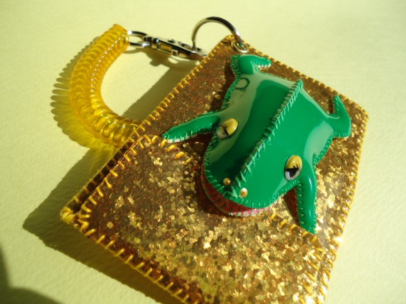 カエルパスケース・きらきらゴールド＆グリーン 2枚目の画像