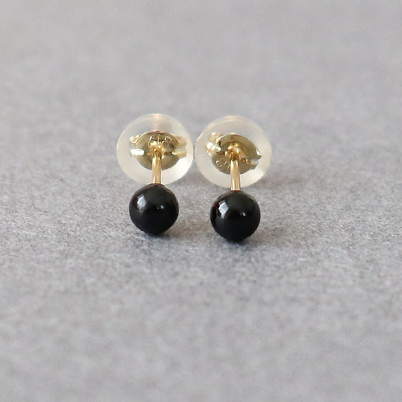 【k18金ピアス】 オニキス ラウンド 約4mm 天然石 K18金 スケルトンキャッチ付 スタッドピアス 1枚目の画像