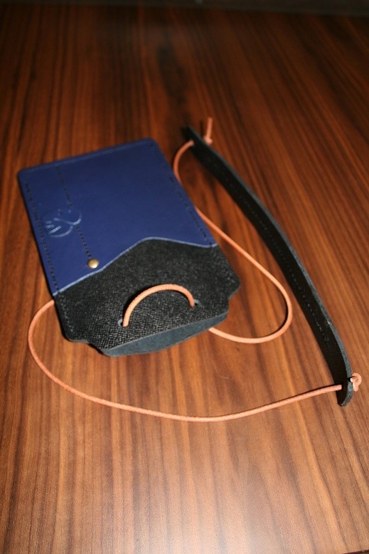 スマートフォン/パスポート/レザーポーチ