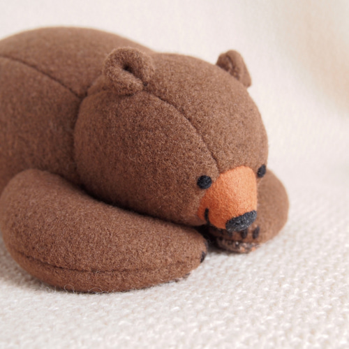 寝そべりグリズリー ぬいぐるみ kuzoomiko 通販 1742389｜Creema(クリーマ)