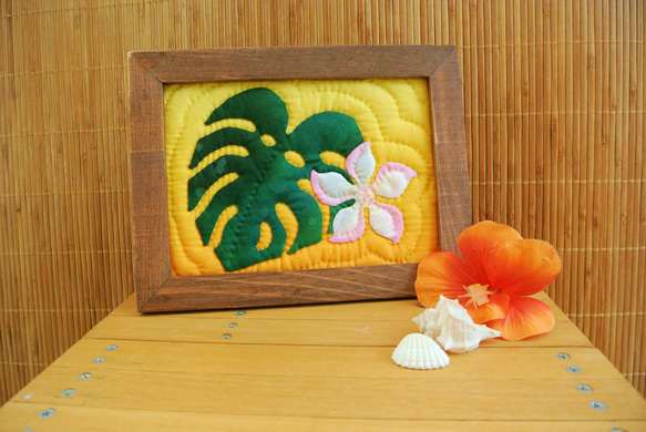 ハワイアンキルト　モンステラとプルメリア鯨の尻尾のタペストリー Amazon.co.jp: ハワイアンキルト タペストリー モンステラとプルメリア