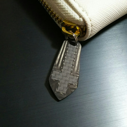 艶消しカーボンの長財布のファスナー引き手 棺桶  スライダー 1枚目の画像