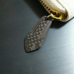 艶消しカーボンの長財布のファスナー引き手 棺桶  スライダー 2枚目の画像