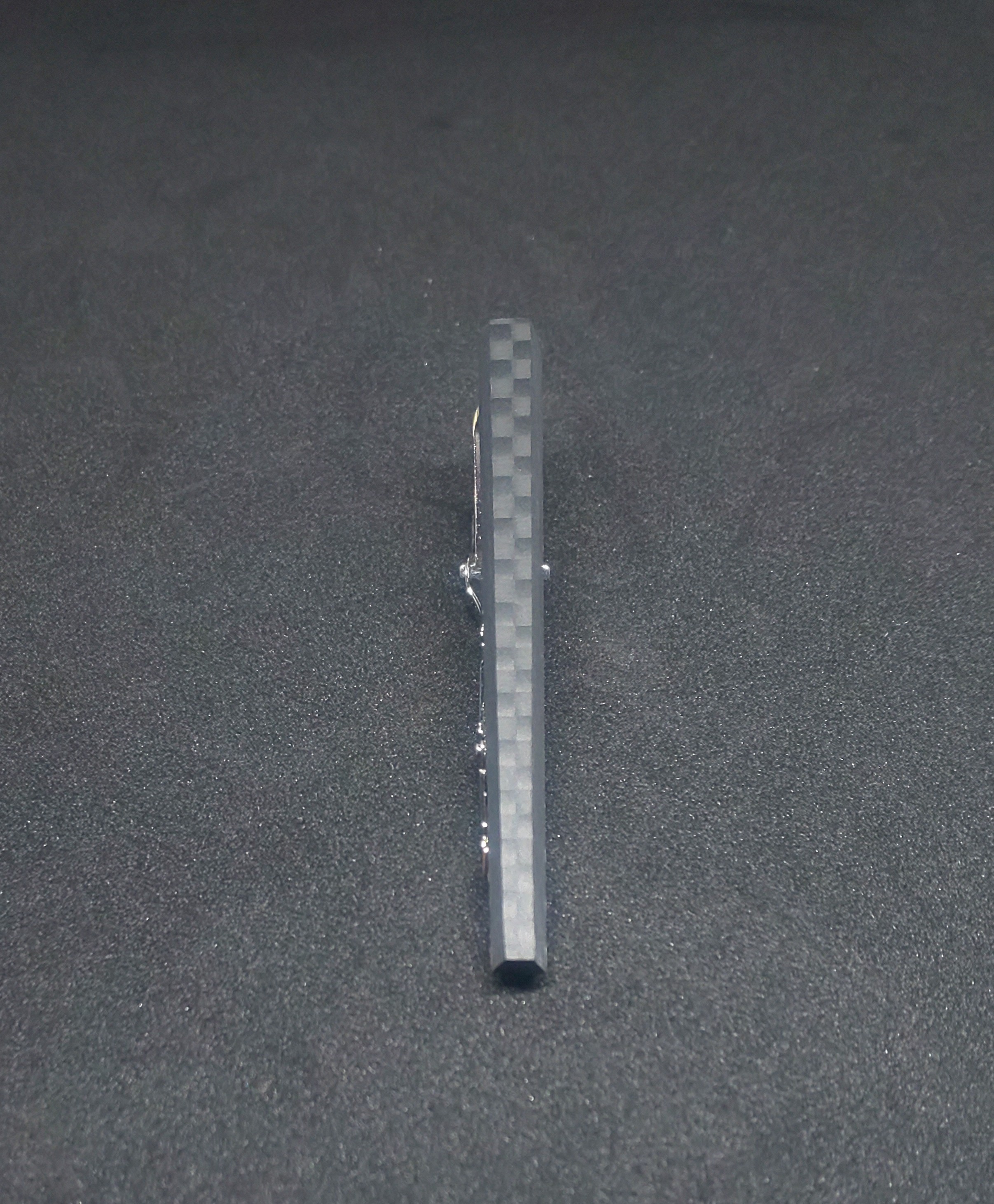 マットカーボンのネクタイピン 艶消しスタイル抜群